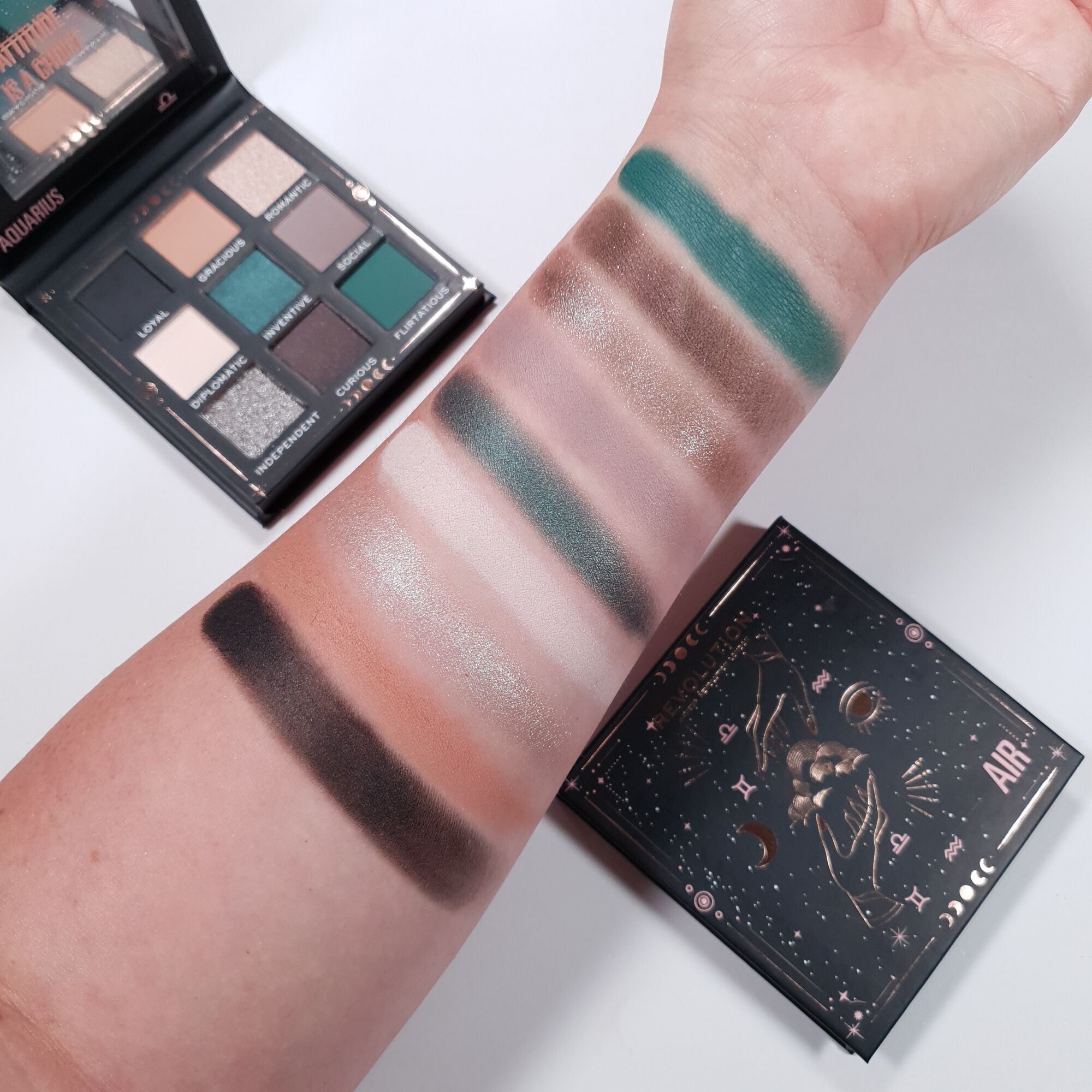 REVOLUTION Nueva paleta de sombras de fantasía