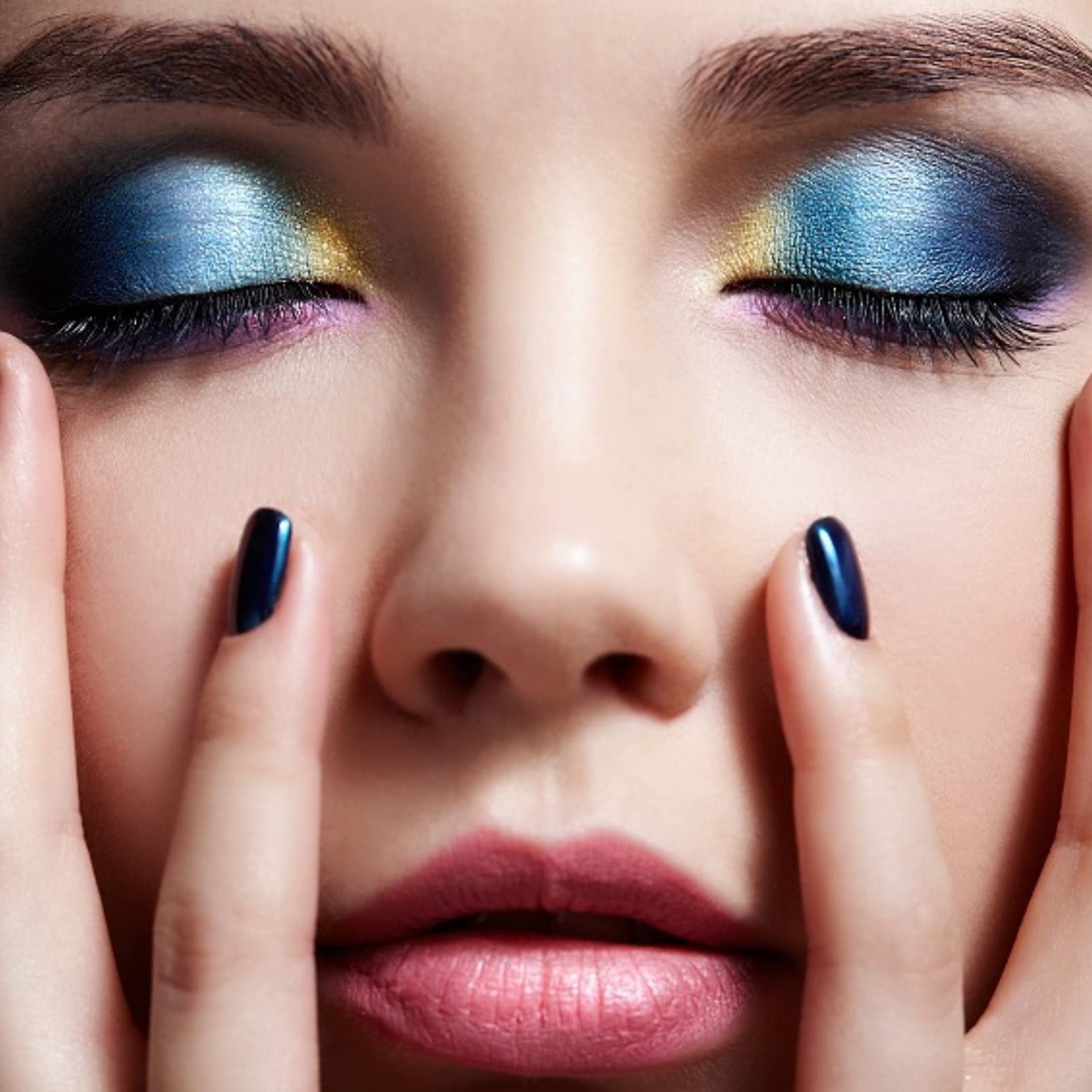 REVOLUTION Nueva paleta de sombras de fantasía