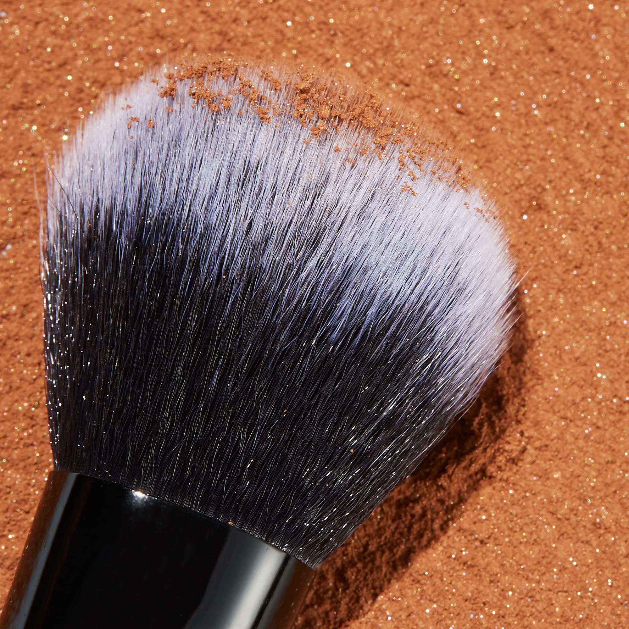 Brocha facial impecable de Elf Cosmetics