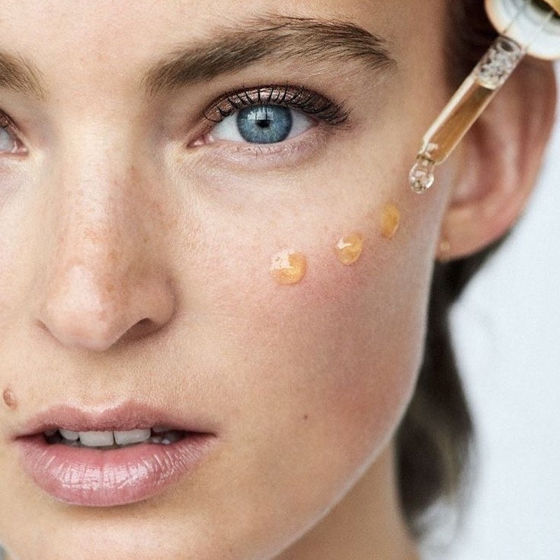 Aceite para hornear REVOLUTION: hidrata y prepara para un maquillaje impecable