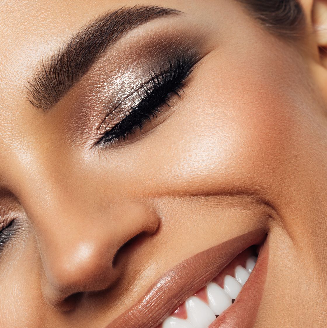 Sombra de ojos con purpurina líquida exhibicionista de COVERGIRL
