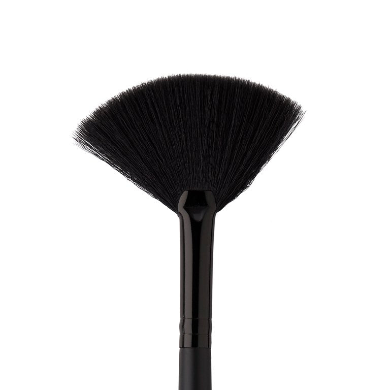 Brocha de abanico Elf Cosmetics para una aplicación precisa
