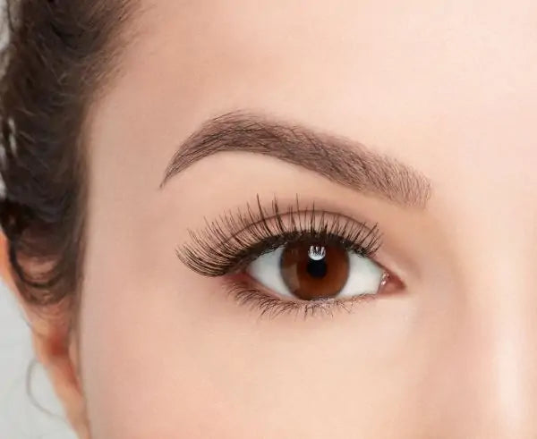 ARDELL Natural Lightweight Eyelashes.