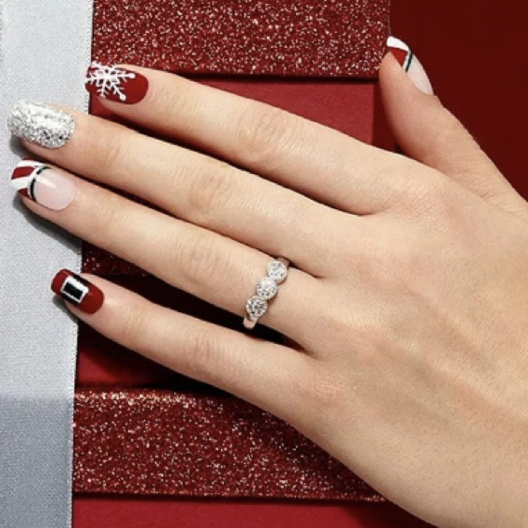 Edición limitada navideña de diseño especial de KISS: 28 uñas navideñas