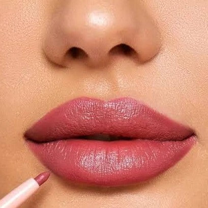 Definidor de labios BECCA Ultimate
Lápiz de color 